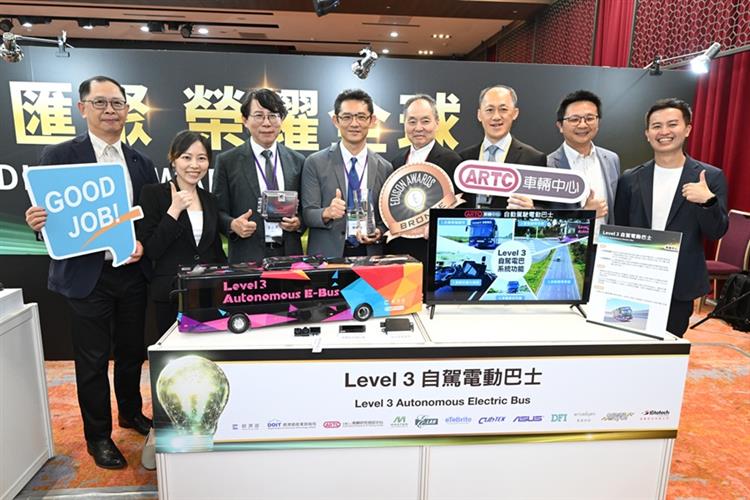 經濟部產業技術司補助車輛中心研發全臺第一輛「Level 3自駕電動巴士」，結合雷達感測與AI影像辨識實現車道置中、避障轉向及車道變換等五大自駕功能