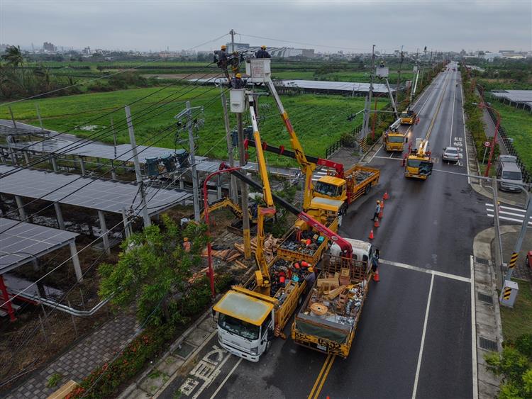 丹娜絲颱風所帶來的強勁風勢嚴重衝擊全台電網系統及輸電設備，台電同仁第一時間趕赴現場搶修。