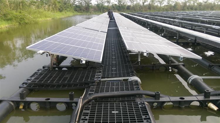 圖說：浮式太陽光電浮台、浮台腳踏板與太陽光電模組示意圖(非本案)。
