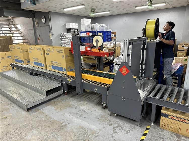 排油煙機自動封裝模組，針對組裝與檢測完成的產品，透過自動輸送帶與封裝設備，進行自動式打包與封箱作業，並輸送棧板上待入庫或直接出貨。