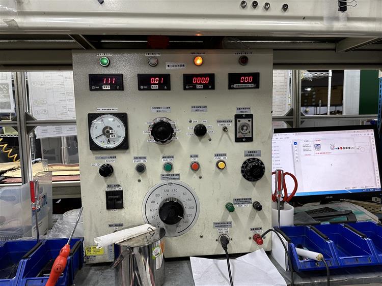 排油煙機智慧檢測系統，整合產品安全與性能測試項目，針對組裝完成的產品，進行一站式自動檢測（如：電壓、電流、功率、絕緣、耐壓等）。