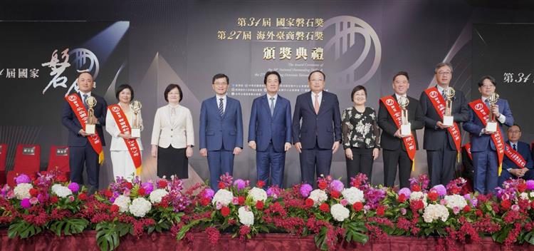 賴清德總統、經濟部何晉滄次長(左4)、僑務委員會徐佳青委員長(右4)、中華民國全國中小企業總會李育家理事長(右5)與得主代表企業合影