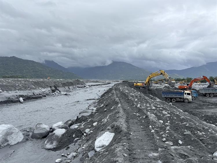 9.鳳凰颱風北轉接近臺灣　水利署超前部署加強防汛整備-馬太鞍溪疏濬與河道整理作業
