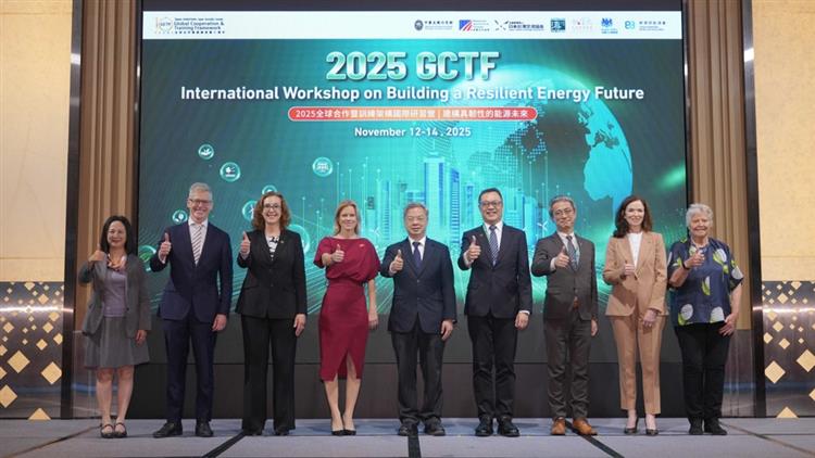 各國代表合影，由左至右為翁素真、馮國斌(澳)、梁凱雯(美)、包瓊郁(英)、龔明鑫、陳明祺、柿澤未知(日)、何曼麗(加)及Kerry Schott(澳)