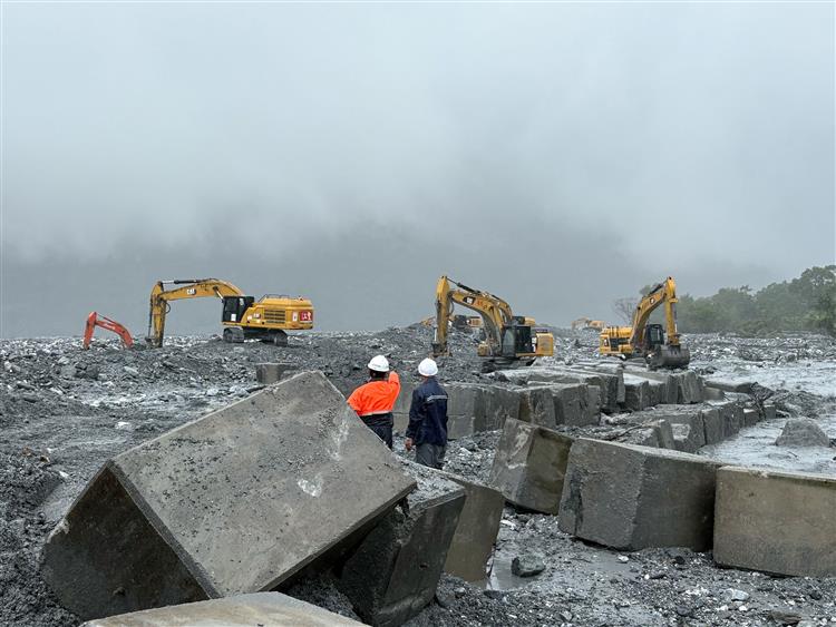 水利署已增加人員機具 隨時進場封堵馬太鞍溪溢流溪水