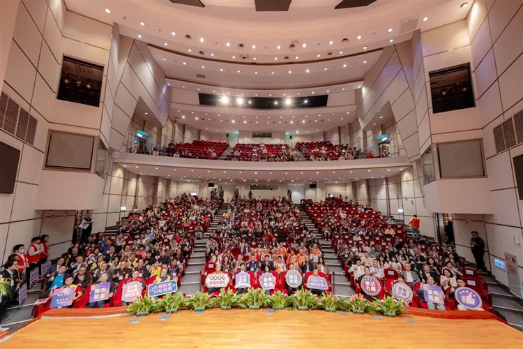 圖說：經濟部商業發展署蘇署長與優良市集得獎者、全國傳統市集代表及各縣市政府代表共同合影