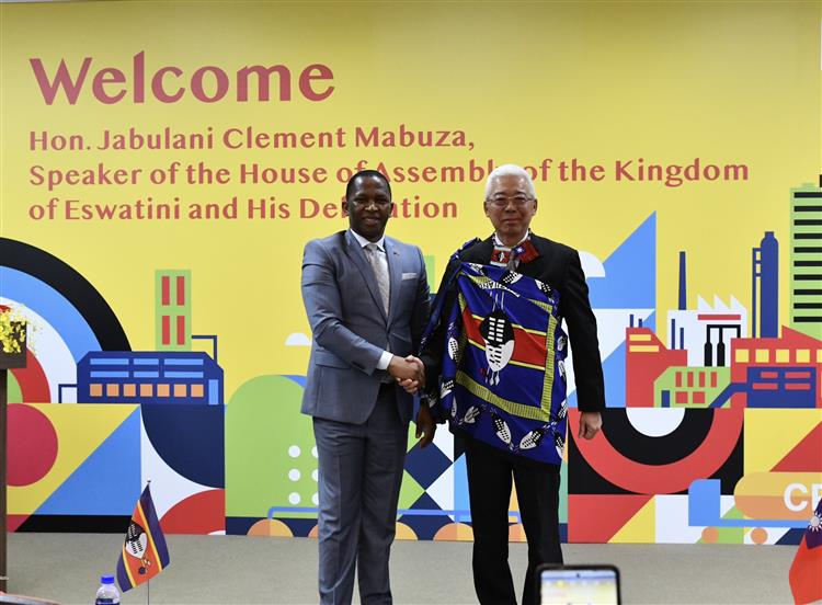 史國議長馬布札（左）贈送董事長方振仁（右）史國特色披巾，及以台史兩國國旗的串珠飾品，象徵友誼與祝福。