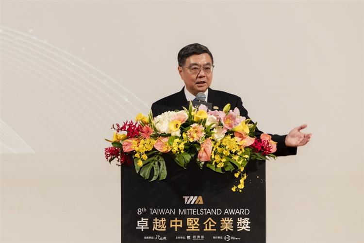 院長出席第8屆卓越中堅企業頒獎典禮，致詞勉勵14家得獎企業