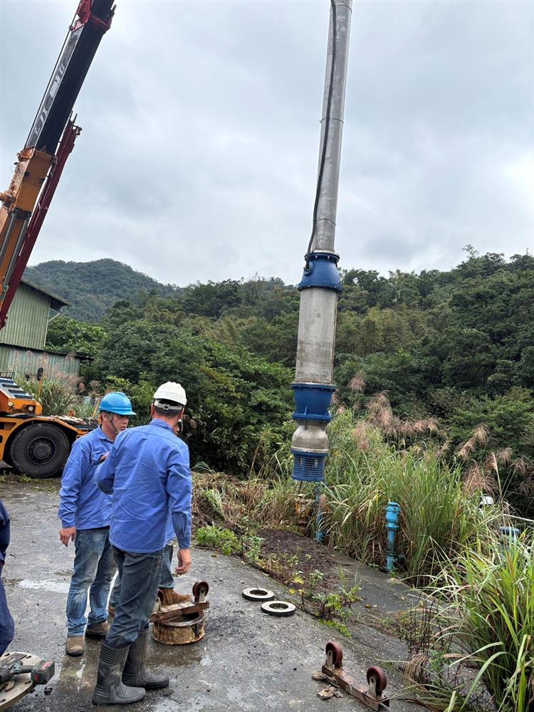 增設東勢坑溪抽水設備抽水馬達進場 強化基隆供水調度韌性備抽水馬達進場
