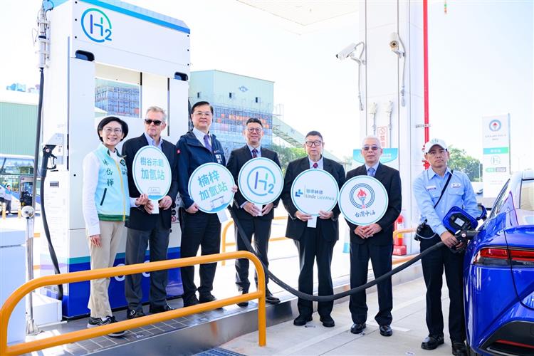 現場示範加氫站操作流程，展示350 bar與700 bar 加氫設備運作情形，呈現氫能載具補給的實際應用與安全管理。