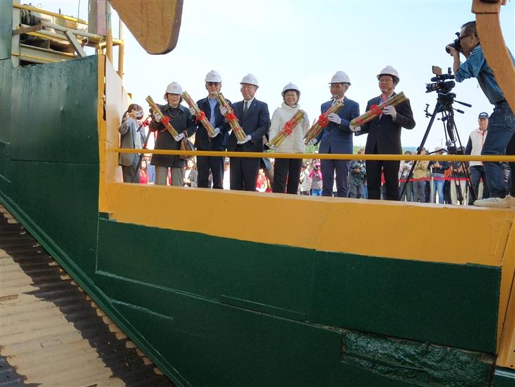 台糖公司董事長吳明昌及與會貴賓舉行傳統拋蔗儀式