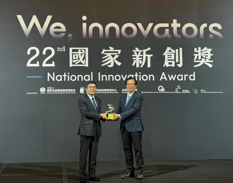 台糖公司董事長吳明昌(右)今(17)日親自出席接受國家創新獎表揚
