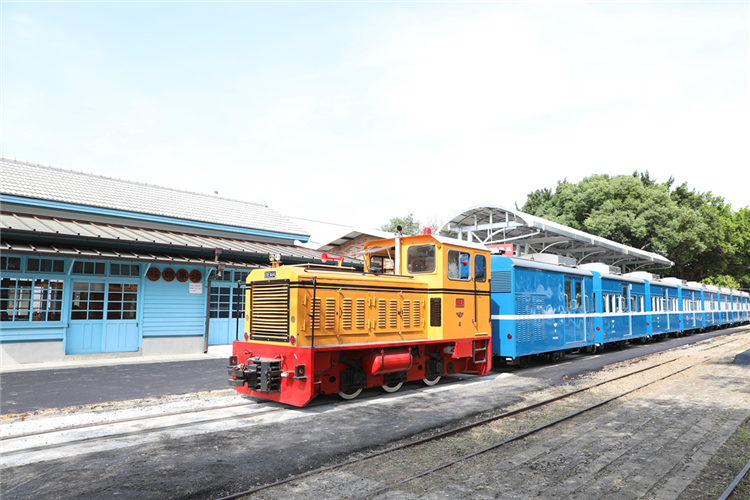 台糖蒜頭糖廠將於12月27至28日舉辦糖果節活動，歡迎民眾前來體驗搭乘甜蜜五分車。