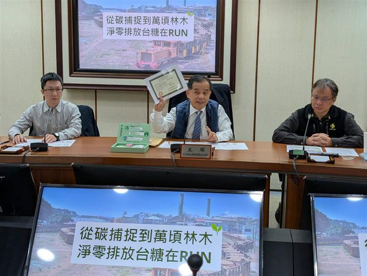 台糖副總經理曾見占(中)說明，善化及虎尾糖廠燃燒蔗渣進行汽電共生，已陸續取得生質能再生能源憑證。