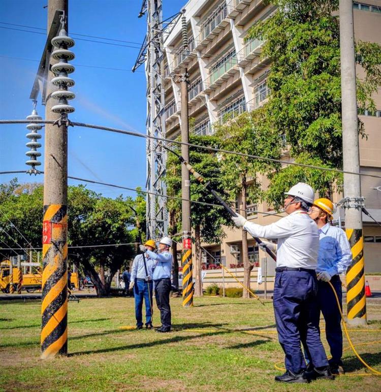 台電董事長曾文生親自體驗輸電清掃礙子任務，藉此了解在第一線電力人員的專業與辛勞。