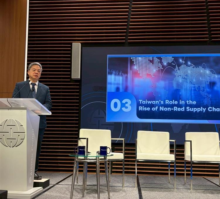 經濟部龔明鑫應應邀在華府智庫大西洋理事會發表演講，闡述台灣在全球供應鏈的關鍵角色