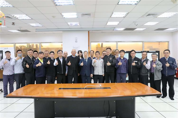 龔明鑫部長視察中油大林廠，並與中油公司同仁合影