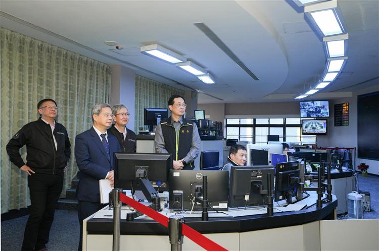 龔明鑫部長視察台電高雄調度中心，聽取台電公司報告電力調度情形