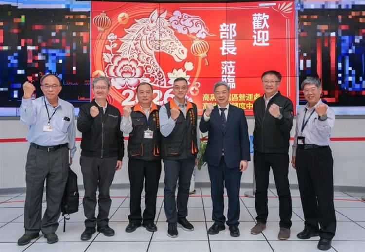 龔明鑫部長視察台電高雄調度中心，並與台電公司同仁合影