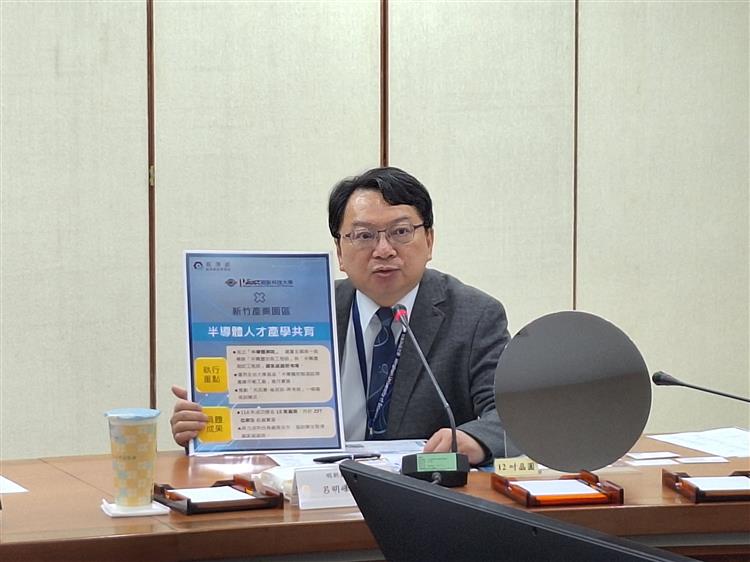 明新科技大學呂明峰校長說明產學輔導成果。