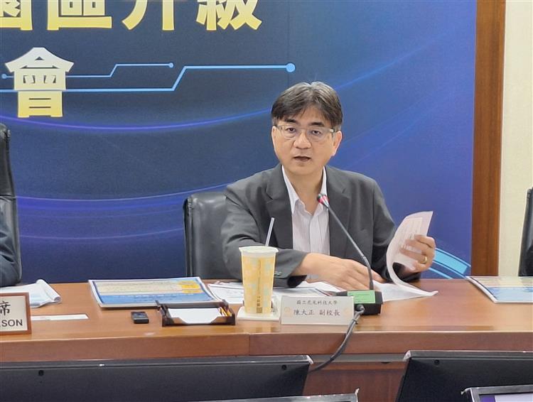 虎尾科技大學陳大正副校長說明產學輔導成果。