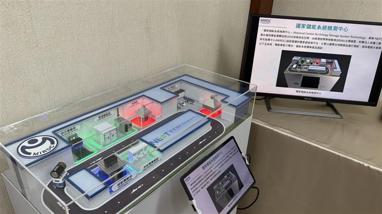 115年3月18日經濟部記者會現場展示-國家儲能系統檢測中心模型-2