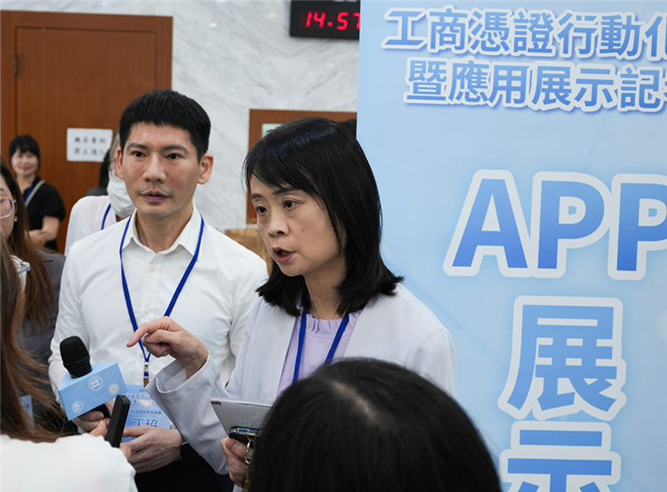圖說5：商業署蘇文玲署長與資訊室丁珕主任於記者會向媒體介紹行動工商憑證應用