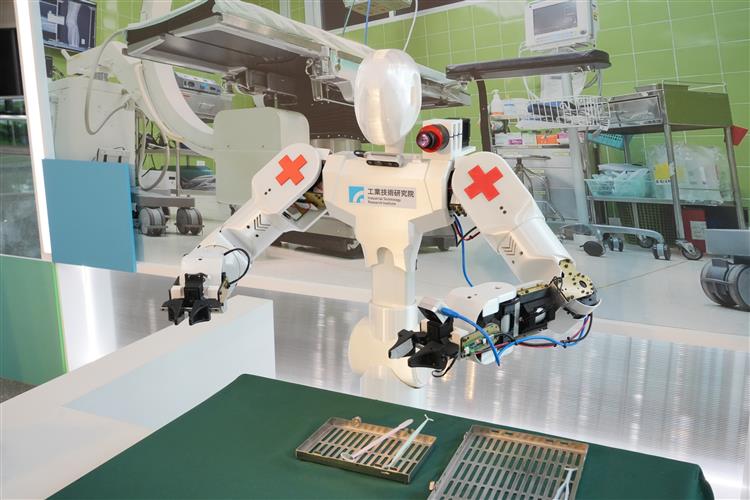 「智慧機器人創新與應用研發中心」今開幕，圖為安心器械機器人。