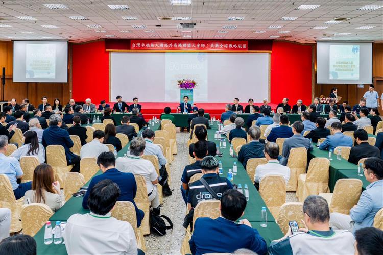 賴總統透過座談會與無人機業者面對面交流，聽取產業意見與發展需求。