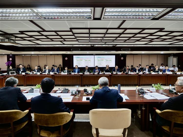 圖4說明：經諮會諮詢委員與會熱烈討論，凝聚產業界共識。