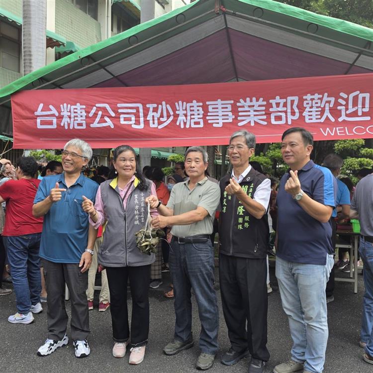 砂糖事業部暨小港廠廠長謝居盛(中)與里長等貴賓合照。