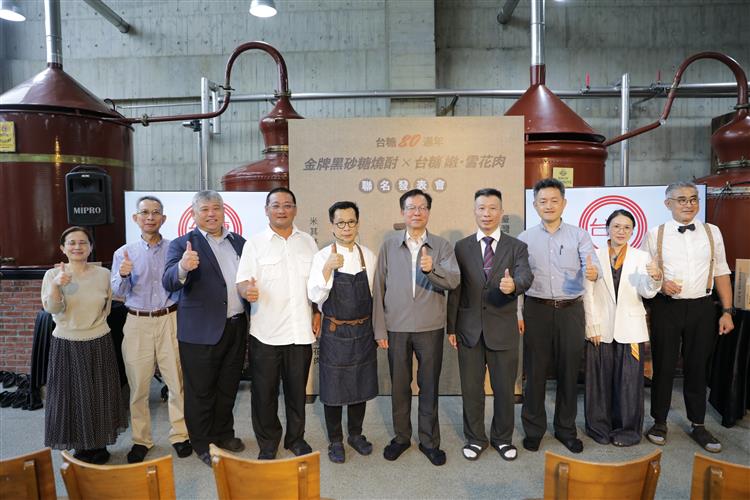 台糖公司今(15)日舉辦台糖 一步燒記者會，台糖董事長吳明昌(右5)與貴賓合影。