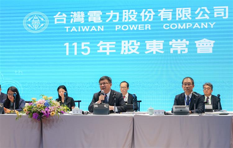 台電今(26)日召開2026年股東常會，由台電董事長曾文生(前排右2)主持，並由總經理郭天合(前排右1)向股東說明2025年營業報告。