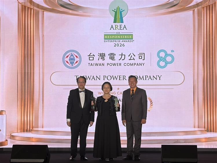 亞洲企業社會責任獎頒獎典禮昨日晚間於馬來西亞吉隆坡舉行，台電由業務處副處長石恩綸（中）代表受獎。