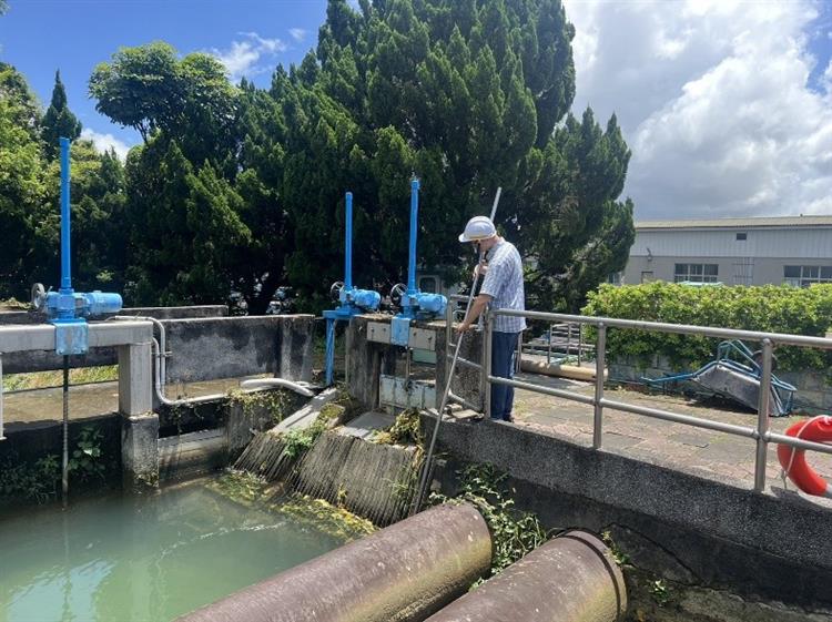 因應強颱巴威台水完成整備確保供水穩定_地面取水口雜物清除