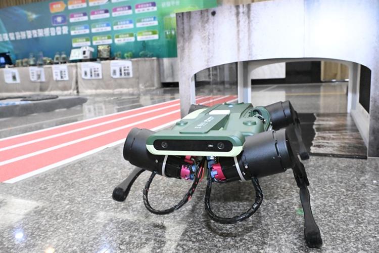 國產四足機器人於地下涵洞場域執行設備巡檢，展現上下樓梯、狹窄空間移動及設備巡查等自主作業能力