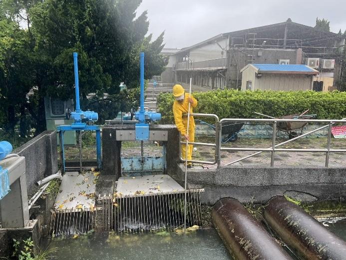 巴威颱風強降雨襲台 台水啟動應變措施_石門淨水場取水口加強清淤作業