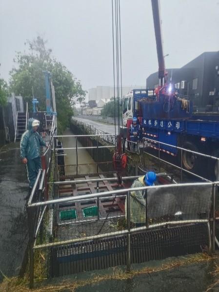巴威颱風強降雨襲台 台水啟動應變措施_豐原給水廠(食水嵙溪)取水口清理