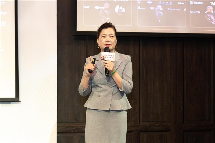 圖說3：經濟部王美花前部長剖析臺灣餐飲業款待美學