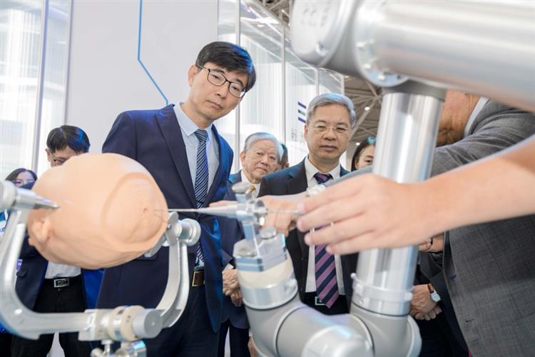 龔明鑫部長及邱求慧署長參觀醫百科技─EPROB醫擘機械手臂立體定位輔助系統