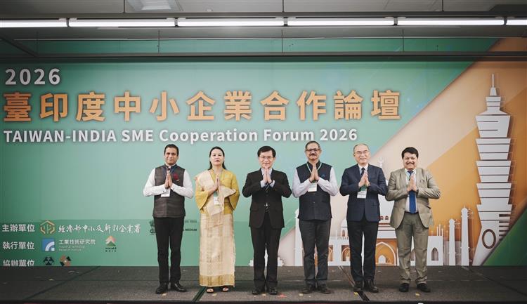 貴賓合影。經濟部政務次長何晉滄（左3）、印度中小微企業部次長Bharat Khera（右3）