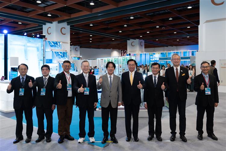 台電今年與中油、產發署循環辦公室聯手參展2026亞太永續博覽會，總統賴清德（右5）、經濟部次長何晉滄（右3）等貴賓蒞臨參觀。