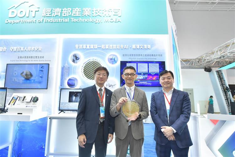 經濟部產業技術司支持工研院開發「超薄化視覺感測應用之超穎結構晶片技術」，解決傳統鏡頭採多片鏡片組成厚重的痛點