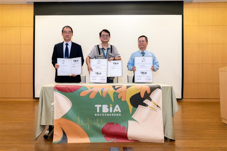 台電今（11）日與臺灣生物多樣性資訊聯盟委員會共同簽署合作意向（MOA），由台電總經理郭天合(左)與聯盟委員會會長楊嘉棟(中)代表簽署。