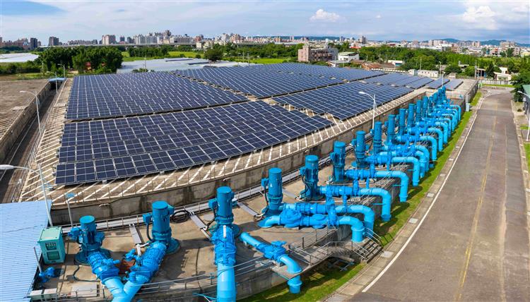 台水公司截至115年6月底，已完成135處太陽光電設 施及3處小水力發電系統建置，可供應約2.4萬家戶庭全年用電需求-大湳淨水場太陽光電設施