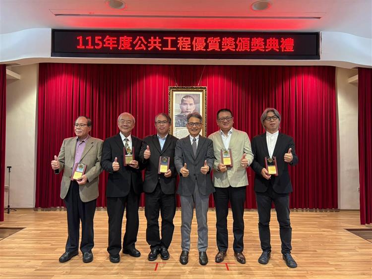 賴次長頒獎表揚產業園區管理局「高雄軟體園 區第二園區第一棟大樓興建統包工程」工程團隊