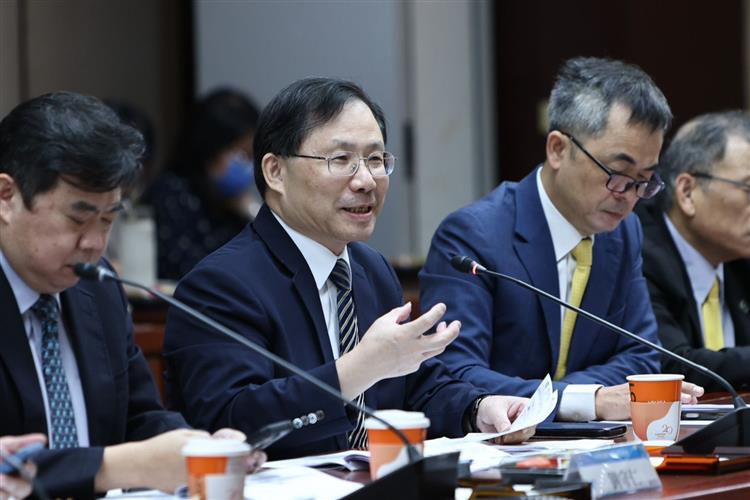 工商團體代表向經濟部提出建言(左起：商總劉守仁秘書長、電電公會林全能秘書長、新創總會邱銘乾總會長)