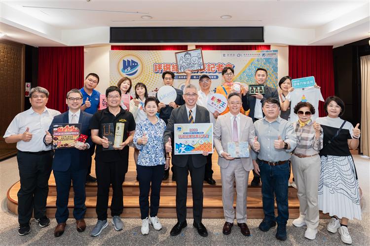 產業發展署陳國軒副署長與115年度觀光工廠節慶首選、職人手作與教育導覽得獎廠商代表合影。