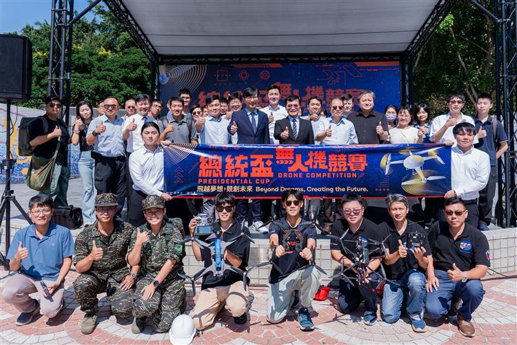 經濟部今（22）日舉辦「總統盃2026無人機競賽」賽前暖身活動，與會貴賓及參賽團隊合影。