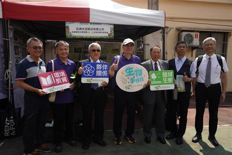 地質調查及礦業管理中心 徐 銘 宏 主任與攤位合照
